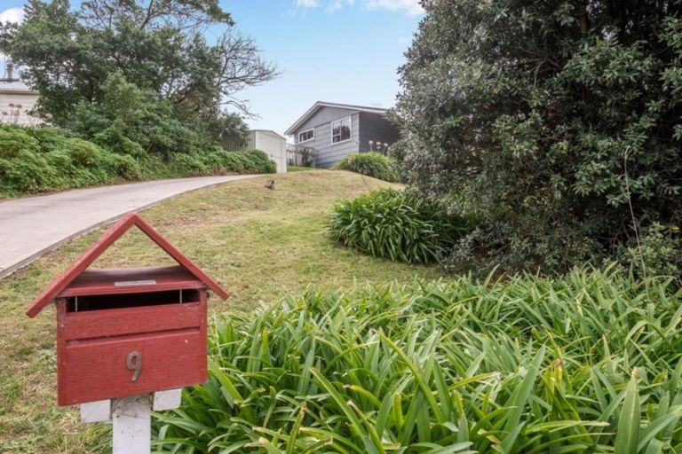 Photo of property in 9 Freyberg Crescent, Waikanae Beach, Waikanae, 5036