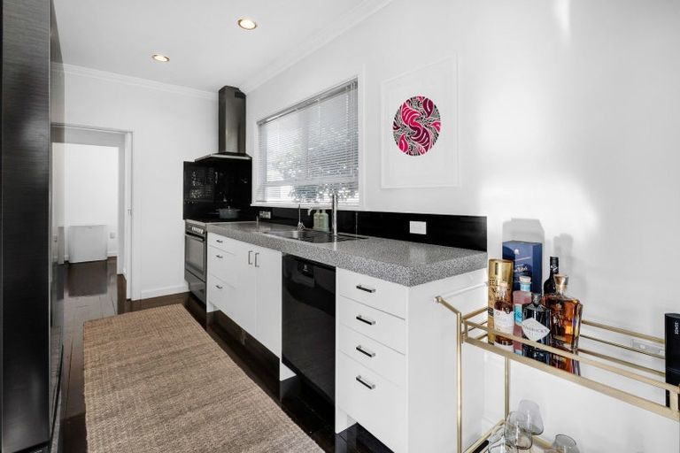 Photo of property in 290 Devon Street West, New Plymouth, 4310