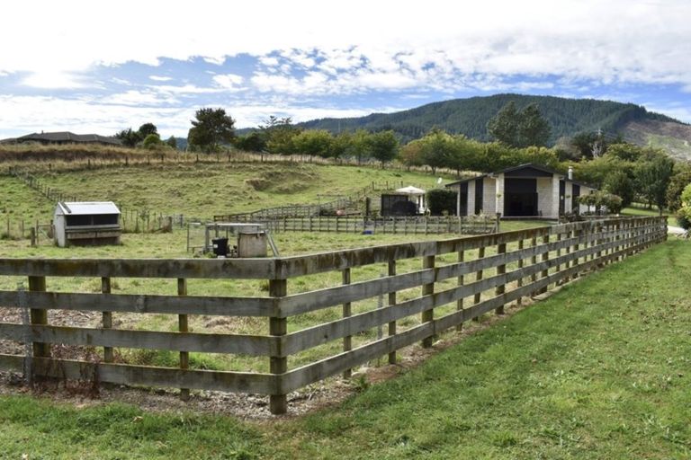 Photo of property in 283 North Manakau Road, Manakau, 5573