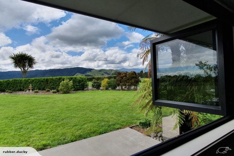 Photo of property in 381 Tararua Road, Levin, 5571