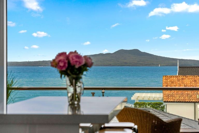 Photo of property in Seaview Apartments, 10/64 Milford Road, Milford, Auckland, 0620