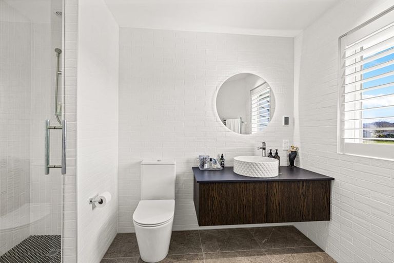 Photo of property in 26 Sandpiper Avenue, Point Wells, 0986