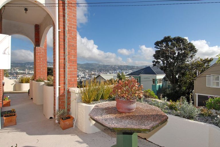 Photo of property in 64 Hawker Street, Mount Victoria, Wellington, 6011