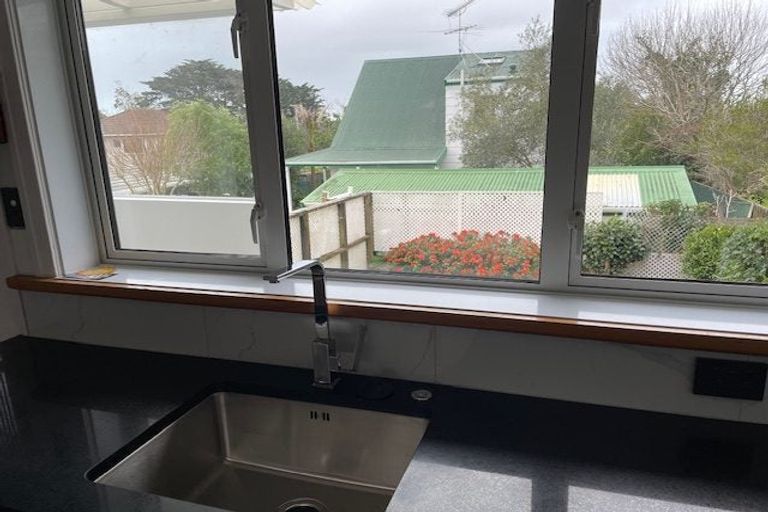 Photo of property in 2/3 Aorangi Place, Birkenhead, Auckland, 0626