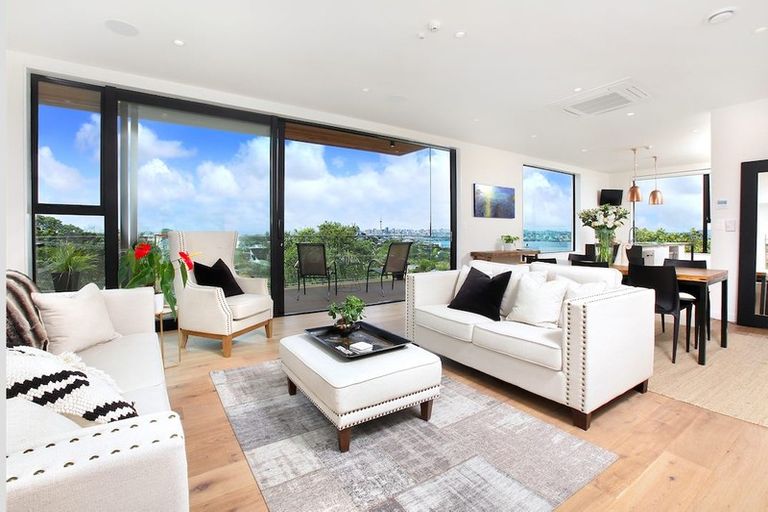 Photo of property in 2/2a Rawene Road, Birkenhead, Auckland, 0626