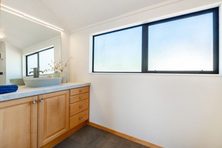 Photo of property in 2/14 Raleigh Road, Northcote, Auckland, 0627