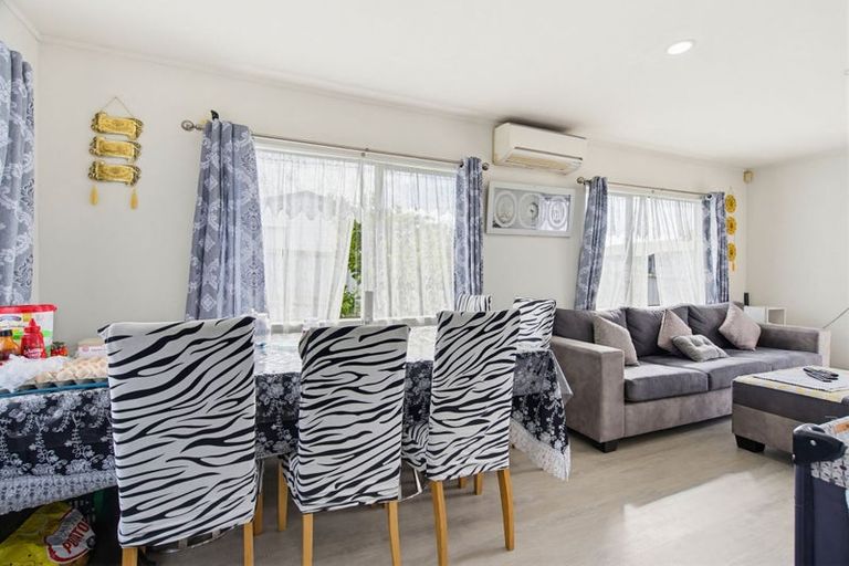 Photo of property in 2/31 Solveig Place, Randwick Park, Auckland, 2105