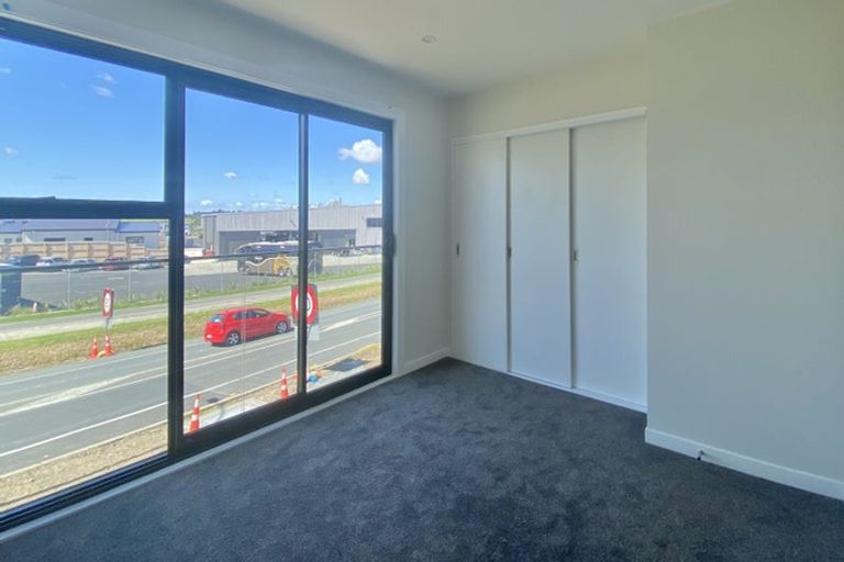 Photo of property in 2/86 Fred Taylor Drive, Westgate, Auckland, 0814