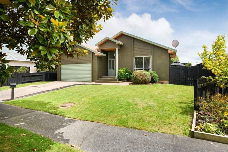 Photo of property in 42 Dalfield Place, Highbury, Palmerston North, 4412