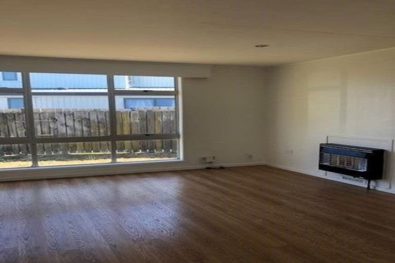 Photo of property in 1/84 Greenslade Crescent, Northcote, Auckland, 0627