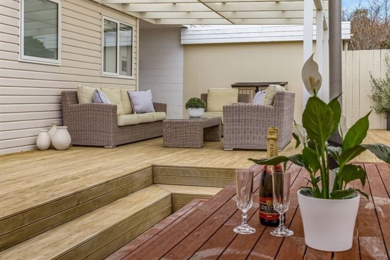 Photo of property in 2/42 Beach Road, Castor Bay, Auckland, 0620