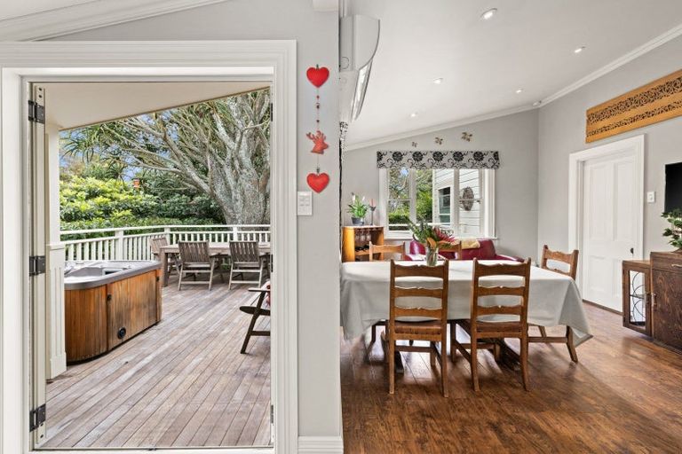 Photo of property in 4 Terrace Lane, Hospital Hill, Napier, 4110