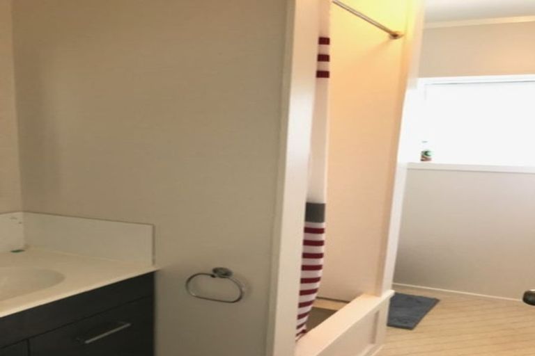 Photo of property in 1040 East Coast Road, Fairview Heights, Auckland, 0630