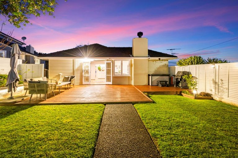 Photo of property in 1/30 Selwyn Crescent, Forrest Hill, Auckland, 0620