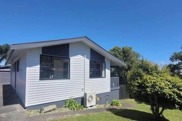 Photo of property in 10 Sombrero View, Ascot Park, Porirua, 5024
