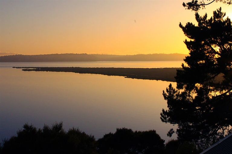 Photo of property in 215 West Harbour Drive, West Harbour, Auckland, 0618