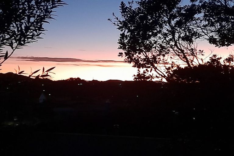 Photo of property in 62 Colchester Crescent, Newlands, Wellington, 6037