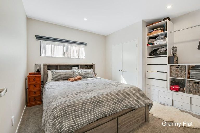 Photo of property in 17 Leiden Place, Totara Vale, Auckland, 0629