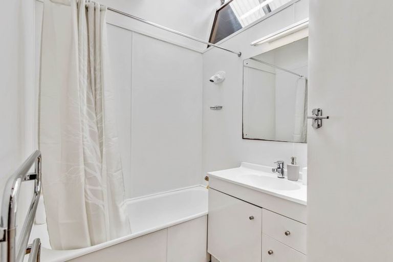 Photo of property in 25 Kopiko Road, Titirangi, Auckland, 0604