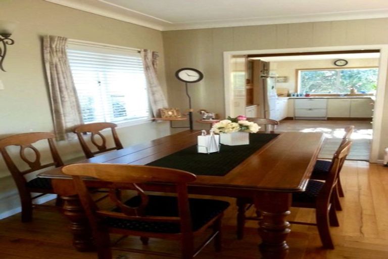 Photo of property in 26 Beach Road, Mellons Bay, Auckland, 2014