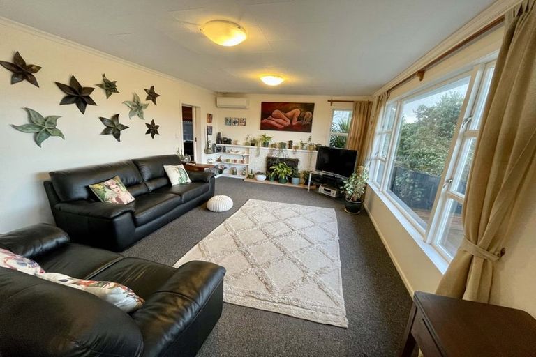 Photo of property in 7 Innes Way, Newlands, Wellington, 6037