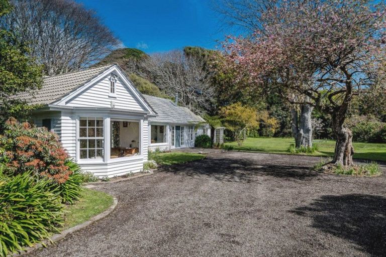 Photo of property in 11 Karaka Grove, Waikanae, 5036