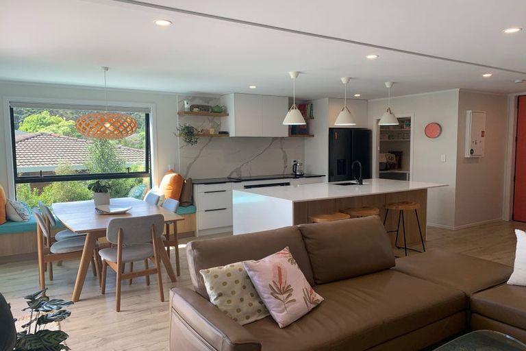 Photo of property in 1 Woodfern Crescent, Titirangi, Auckland, 0604