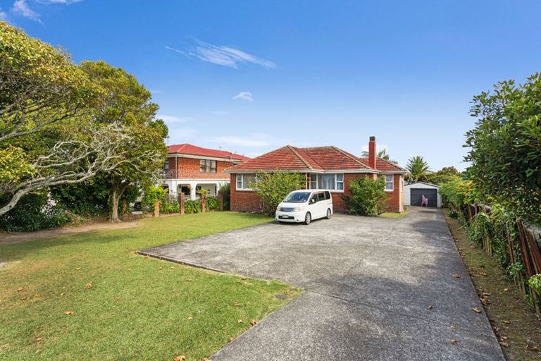 Photo of property in 184 Great North Road, Glendene, Auckland, 0612