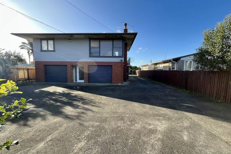 Photo of property in 21 Yeovil Road, Te Atatu Peninsula, Auckland, 0610