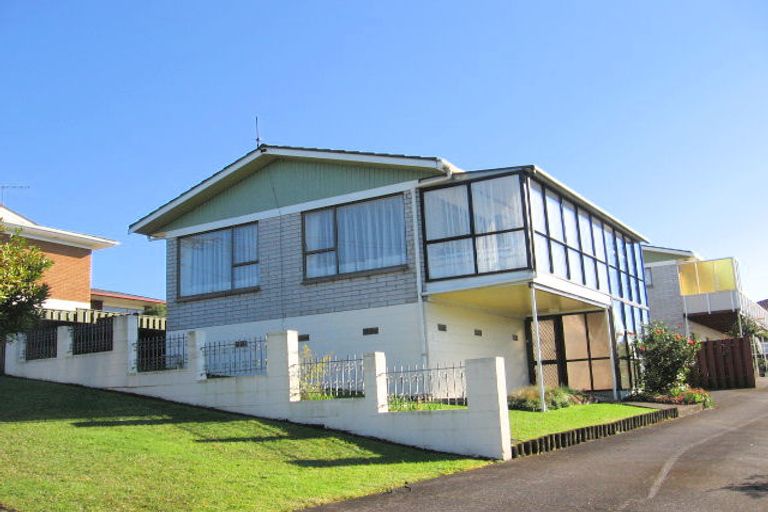 Photo of property in 4 Wakeling Avenue, Te Atatu South, Auckland, 0610