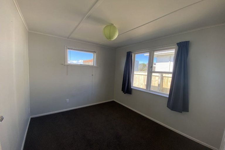 Photo of property in 21 Barclay Street, Newlands, Wellington, 6037