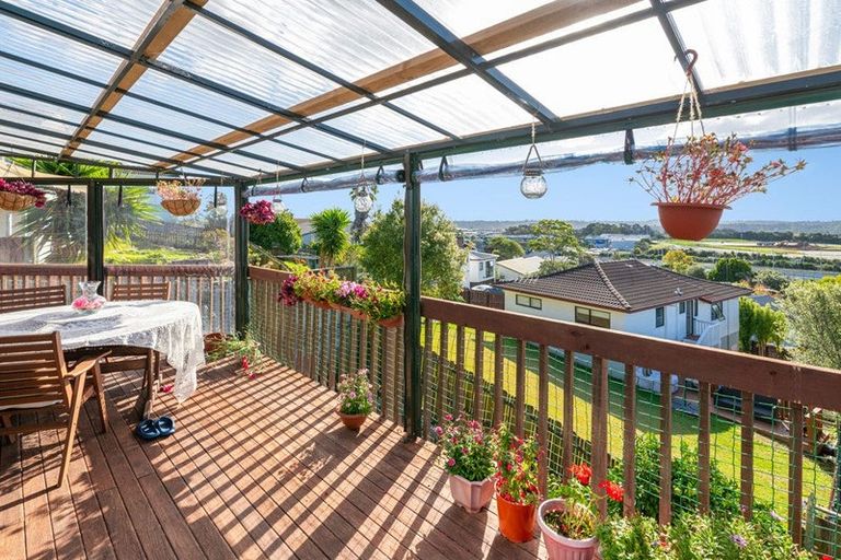 Photo of property in 1/21 Jumento Place, Unsworth Heights, Auckland, 0632