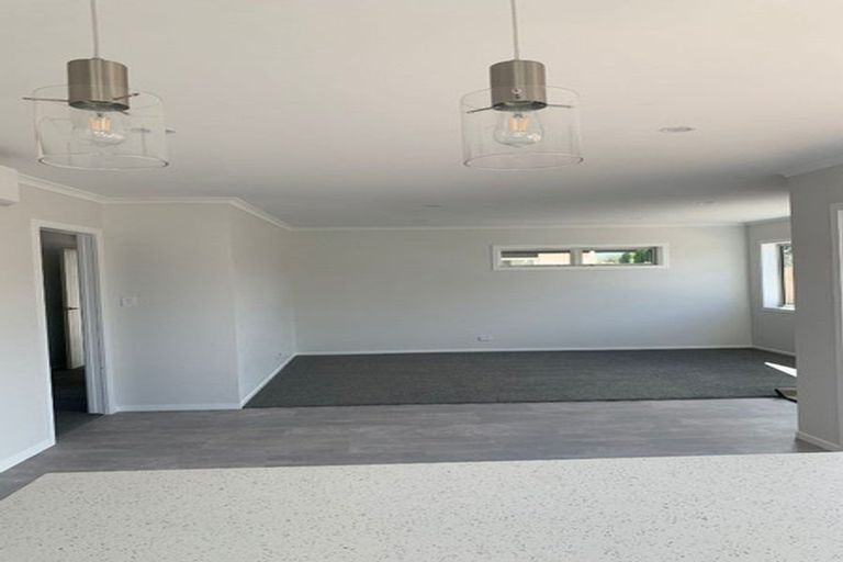 Photo of property in 4 Van Baarle Close, Carterton, 5713