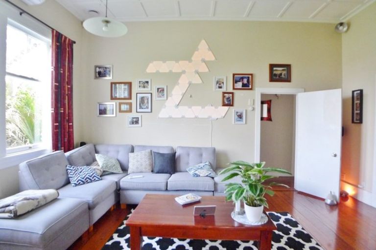 Photo of property in 24 Graham Avenue, Te Atatu Peninsula, Auckland, 0610