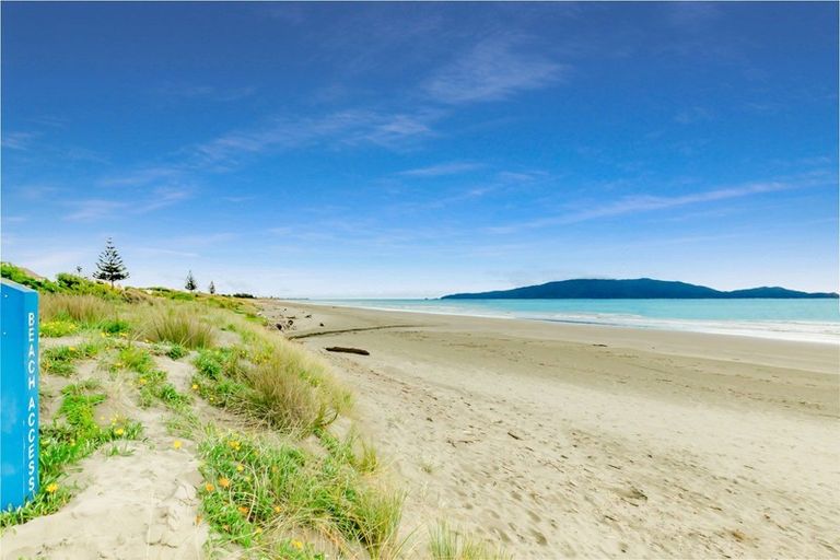 Photo of property in 130 Field Way, Waikanae Beach, Waikanae, 5036