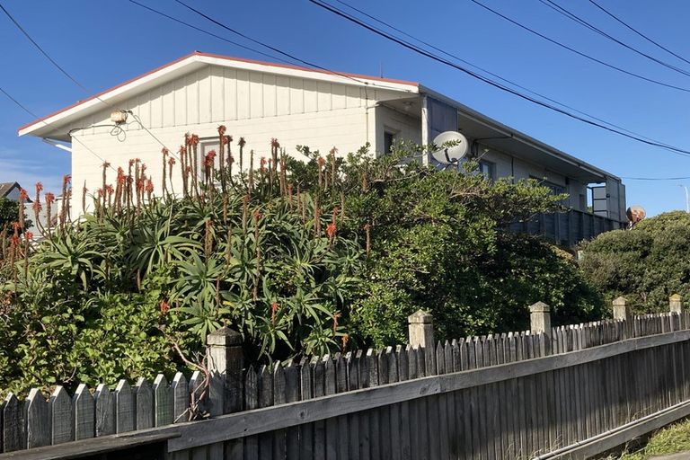 Photo of property in 2/105 Apu Crescent, Lyall Bay, Wellington, 6022