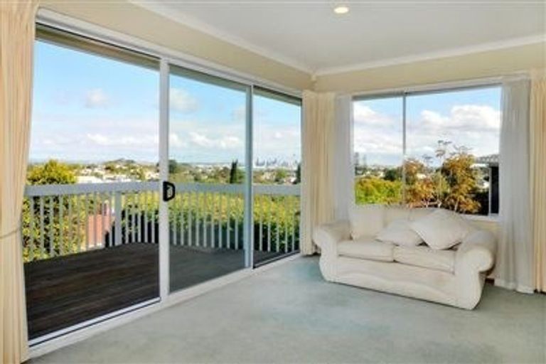 Photo of property in 10 Martin Crescent, Northcote, Auckland, 0627