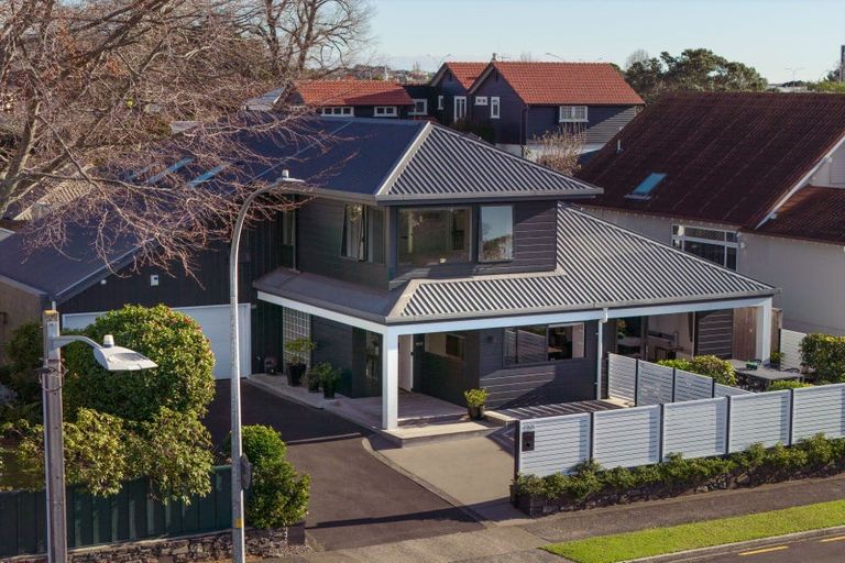 Photo of property in 253 Devonport Road, Tauranga, 3110