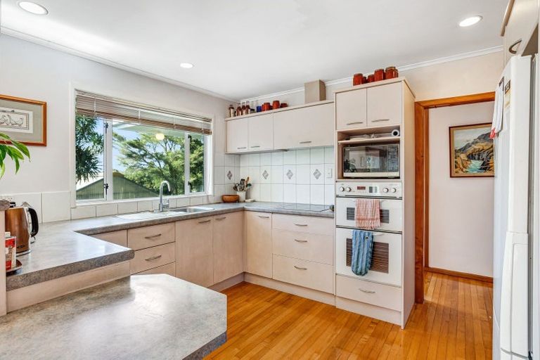 Photo of property in 42 Koraha Road, Kumeu, 0892