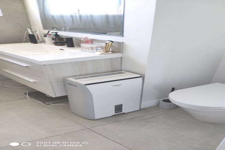 Photo of property in 15 Kelman Road, Kelston, Auckland, 0602