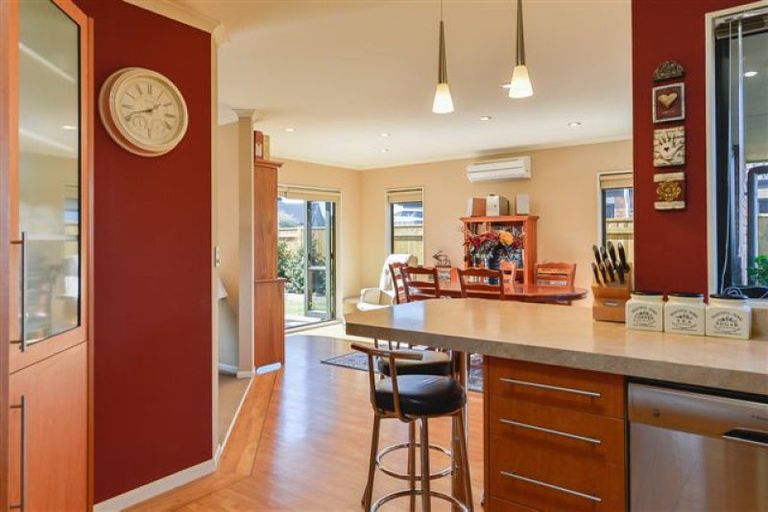 Photo of property in 44 Tennyson Avenue, Kelvin Grove, Palmerston North, 4414