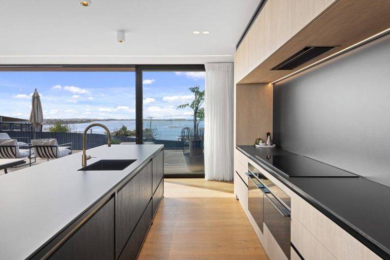 Photo of property in 32 Mount Pleasant Road, Mount Pleasant, Christchurch, 8081