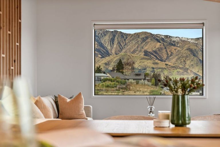 Photo of property in 33 Tomtit Crescent, Lake Hawea, 9382