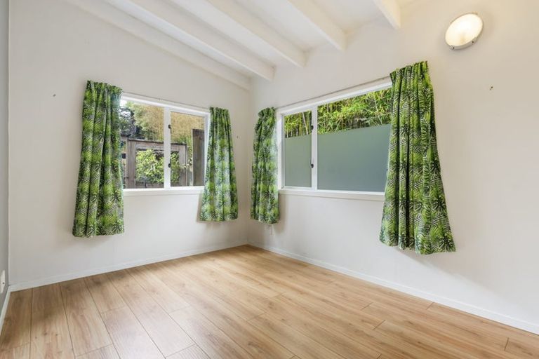 Photo of property in 126 Candia Road, Henderson Valley, Auckland, 0614