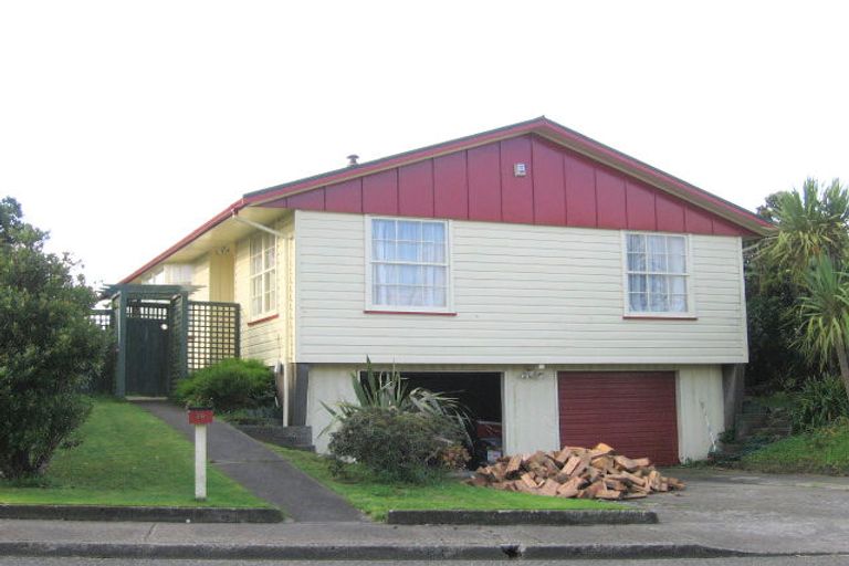 Photo of property in 58 Somes Crescent, Newlands, Wellington, 6037