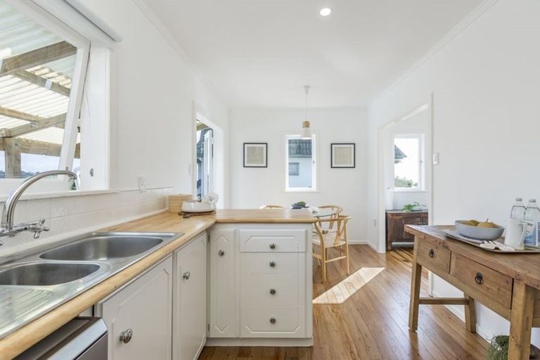 Photo of property in 1/35 Arran Road, Browns Bay, Auckland, 0630