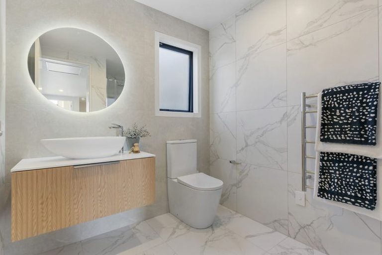 Photo of property in 27b Dawnhaven Drive, Te Atatu Peninsula, Auckland, 0610