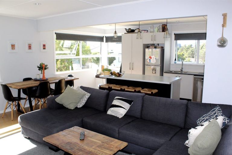 Photo of property in 2 Warren Street, Paparangi, Wellington, 6037