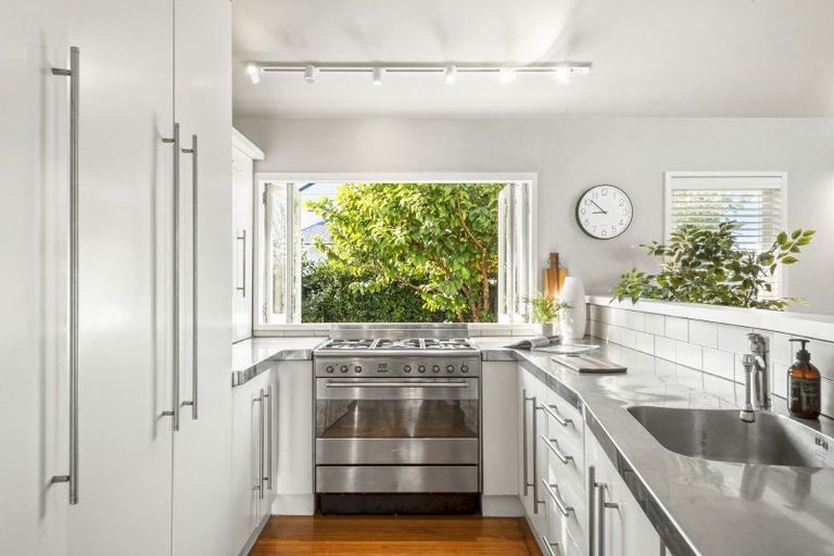 Photo of property in 2/68 Norwood Road, Bayswater, Auckland, 0622