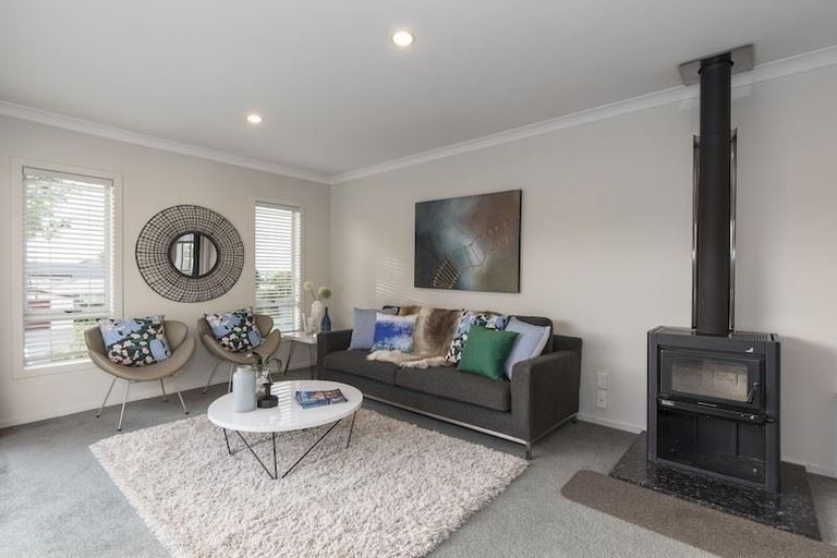 Photo of property in 69 Buscomb Avenue, Henderson, Auckland, 0610